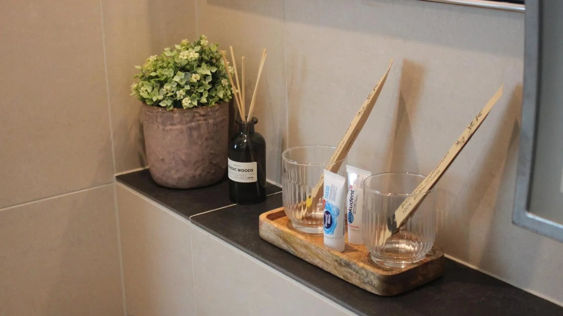 R B Apartment Hamburg Duo - 1-2 Personen - Kuechenzeile - Smart Tv - Kostenloser Parkplatz - Bad Mit Toilette Und Dusche Auf Dem Flur Gegenueber Des Zimmers